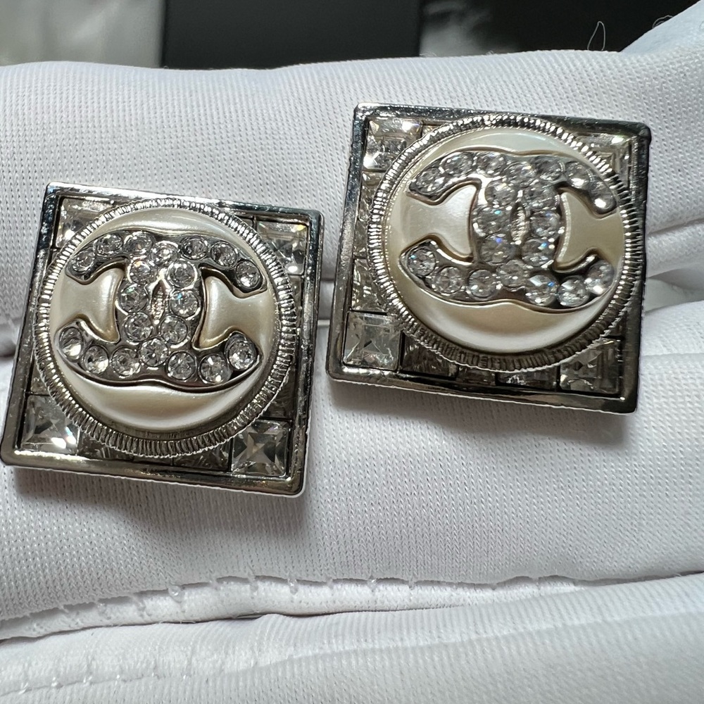 CHANEL Stud Earrings-Authentic Silver/Crystal & Pearly White(.75”x.75”x.5”) NIB - Picture 11 of 17